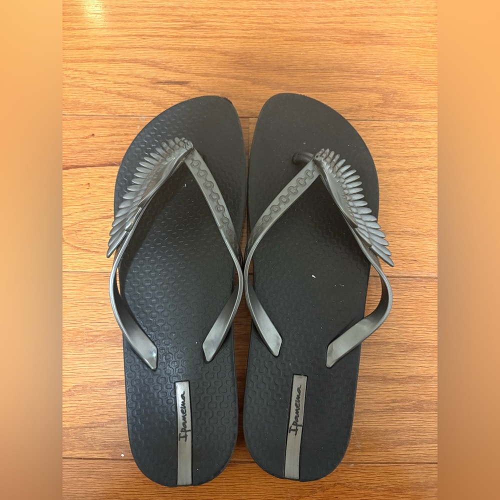 Ipanema Black Women's Wing-Detail Flip Flops